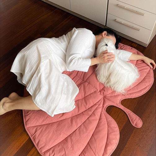 Omo Omo™ Leaf Shaped Cotton Blankets